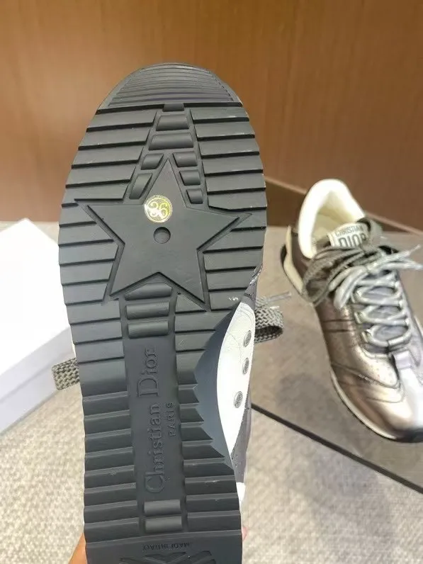 👟👟Ex-factory price 620👟👟 Dior sketch Dior spring and summer catwalk style graffiti sketch moral training shoes Forrest shoes. Original development. The most photographed item in the 25ss spring and summer show. This pair of shoes has changed the single design style of Forrest shoes in the previous impression. It retains the original shape. The details are very in line with the current fashion trend, but it also incorporates the manager's new understanding and retro feelings for Forrest shoes. The overall feeling is brand new. The material is a bit matte leather, full of retro style. It looks very high-end. The feeling on the foot is very convex. The upper foot is really good-looking and versatile. It can be worn with any style of clothes, pants and skirts. It looks good on anyone. Original combination outsole Size: 35-45